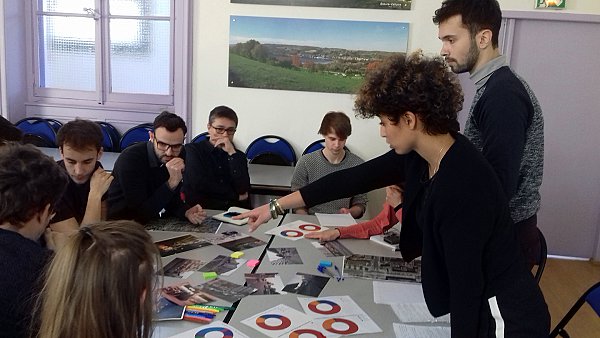 Pendant la séance de créativité à l’Agence … Photo prise par les étudiants le 12/02/2018